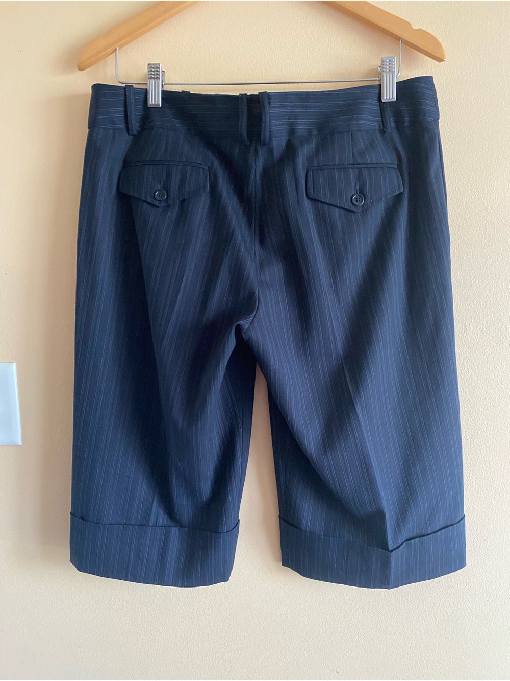 BCBGMAXAZRIA Navy Pinstripe Cuffed Bermuda Shorts Woman 10 Wool Blend Career Y2K - Picture 3 of 14